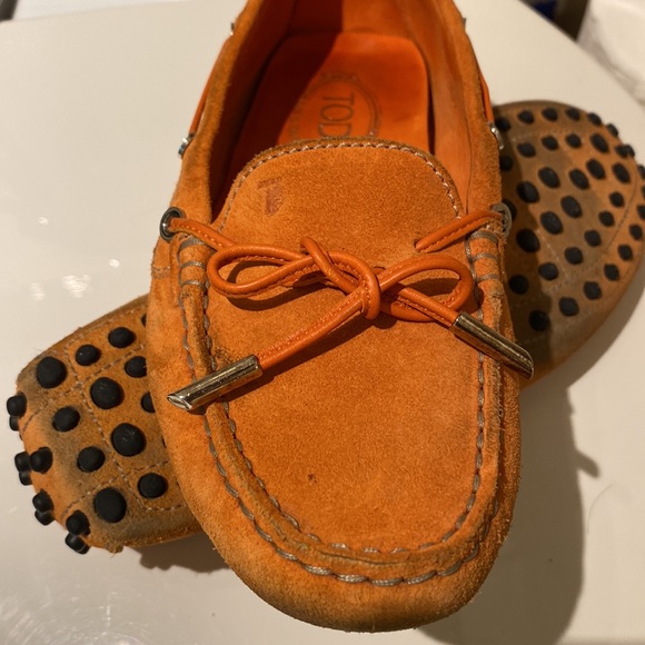 Always a favorite Tods Round Toe slip on. Good preowned condition - Picture 7 of 8